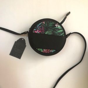 BRAND NEW WITH TAGS CIRCLE CROSSBODY BAG